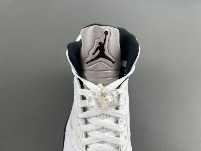 Jordan 5 Retro "White and Black"   DD0587-110
