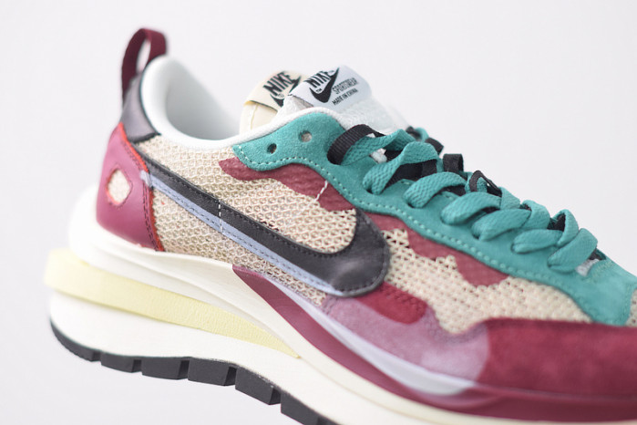 Nike Vaporwaffle sacai Villain Red Neptune Green   DD3035-200