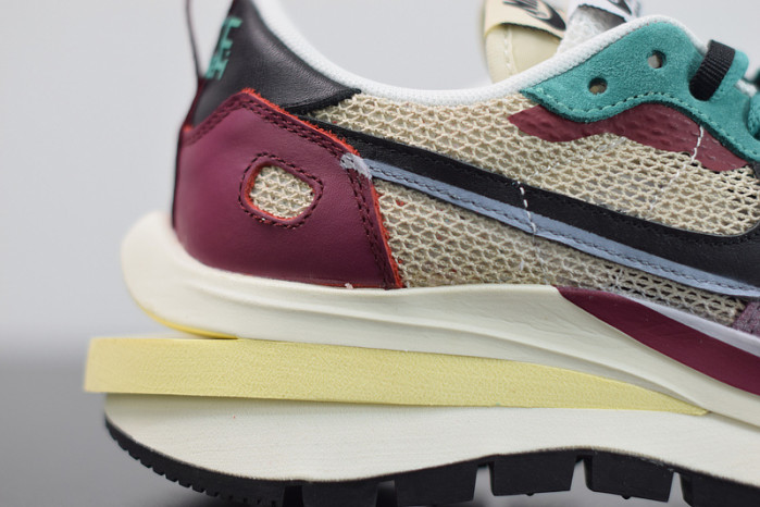 Nike Vaporwaffle sacai Villain Red Neptune Green   DD3035-200