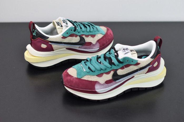 Nike Vaporwaffle sacai Villain Red Neptune Green   DD3035-200