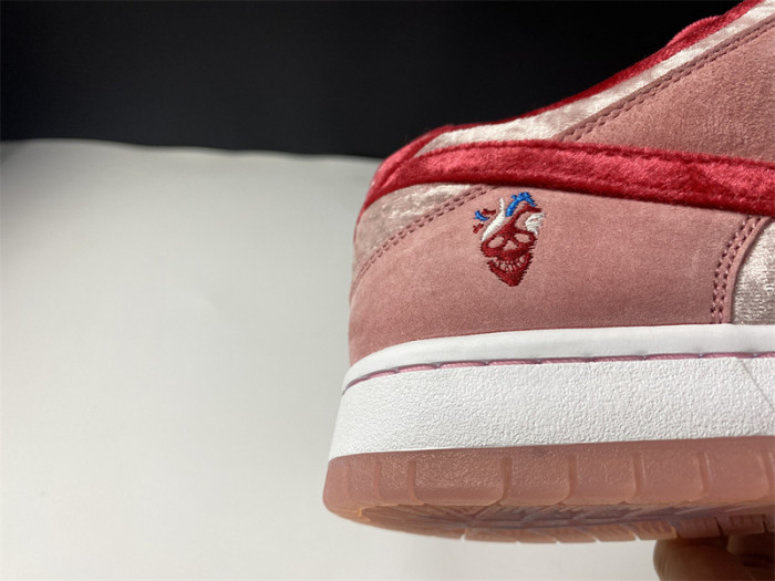 Nike SB Dunk Low StrangeLove Skateboards  CT2552-800
