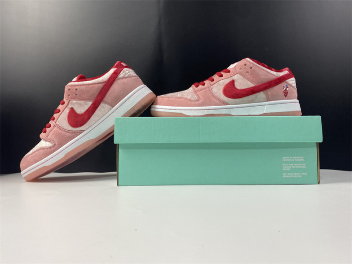 Nike SB Dunk Low StrangeLove Skateboards  CT2552-800